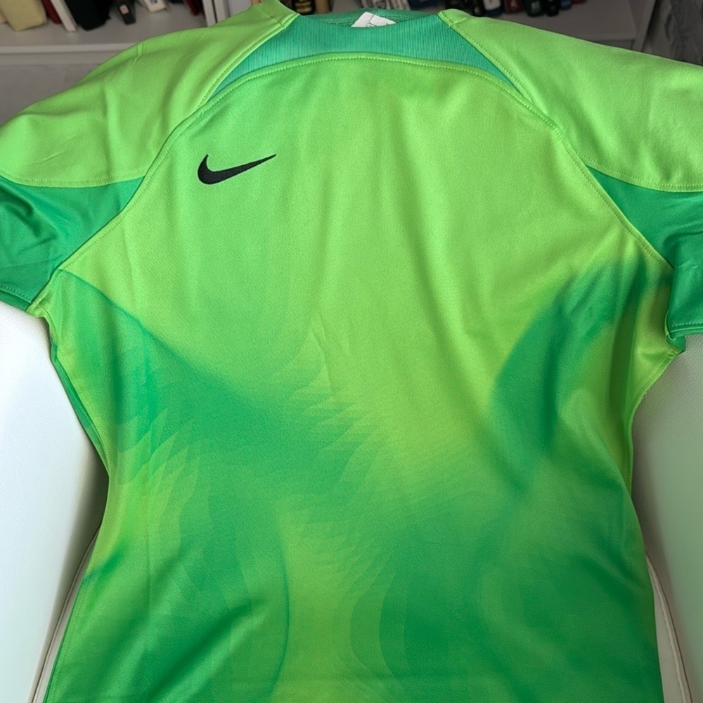 Nike Women’s Dri-Fit, NWT. Slim Fit Top. Color: Green. Size: Medium.